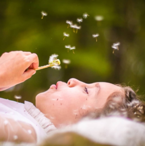 Descubre 7 trucos de fotografía fáciles para salir mejor en las fotos: luz, ángulos, postura y expresión. Mejora tus retratos y selfies sin usar filtros.